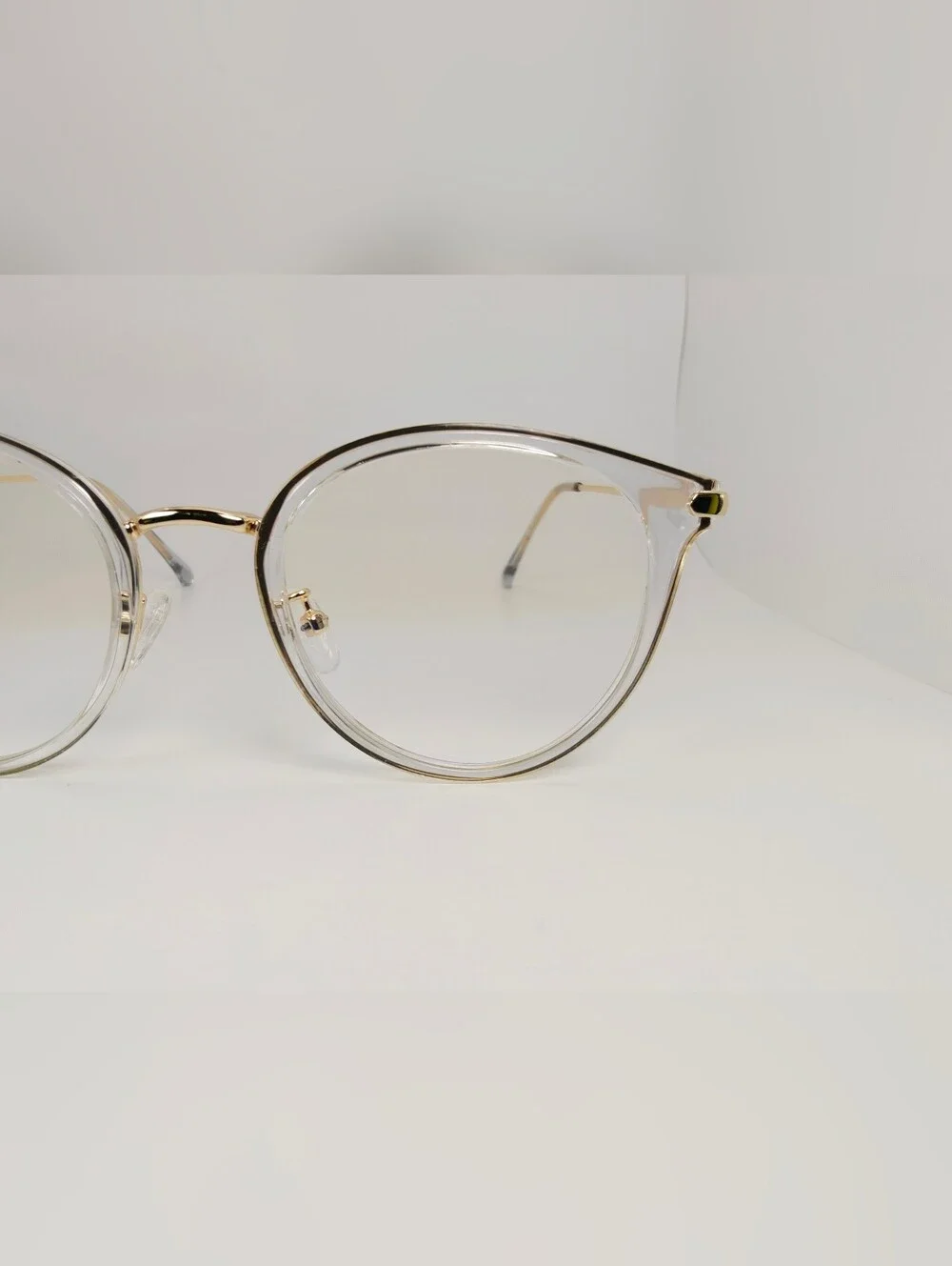 Hollie. Clear Gold. Metal And Acetate Frame.  Round Women's Eyeglasses